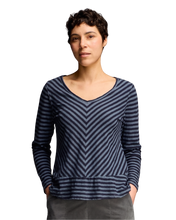 Load image into Gallery viewer, CUT LOOSE - V-Necke-Stripe
