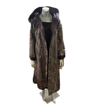 Load image into Gallery viewer, OOPERA Reversible Black &amp; Green Raincoat
